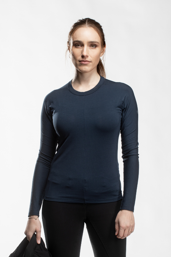 Auf der Vorder- und Rückseite des Reitshirts befindet sich eine leichte Naht, die ihm einen besonderen, modernen Style gibt.