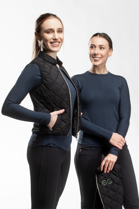 Unser Base Layer Shirt lässt sich perfekt mit unserer gesamten Kollektion kombinieren: egal ob zur Reithose, zum Mid Layer Shirt oder zur Weste. Jede Reiterin ist perfekt angezogen.