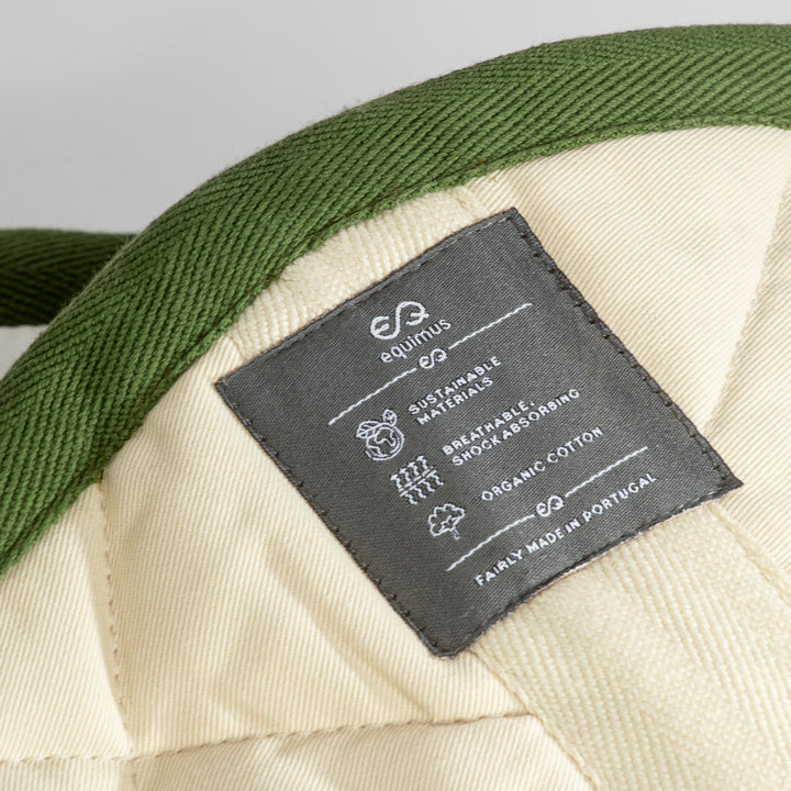 Mit viel Liebe für's Detail haben alle Schabracken von equimus ein Label, das Nachhaltigkeit, Umweltfreundlichkeit und Funktionalität in den Vordergrund stellt. Uns ist dabei wichtig, dass unsere Produkte alle zu 100% fair in Portugal produziert werden.