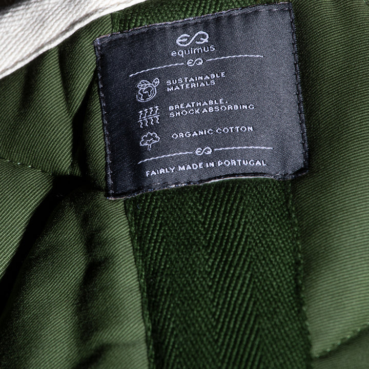 Mit viel Liebe für's Detail haben alle Schabracken von equimus ein Label, das Nachhaltigkeit, Umweltfreundlichkeit und Funktionalität in den Vordergrund stellt. Uns ist dabei wichtig, dass unsere Produkte alle zu 100% fair in Portugal produziert werden.