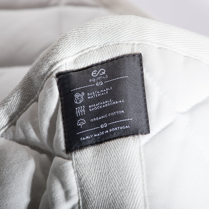 Mit viel Liebe für's Detail haben alle Schabracken von equimus ein Label, das Nachhaltigkeit, Umweltfreundlichkeit und Funktionalität in den Vordergrund stellt. Uns ist dabei wichtig, dass unsere Produkte alle zu 100% fair in Portugal produziert werden.